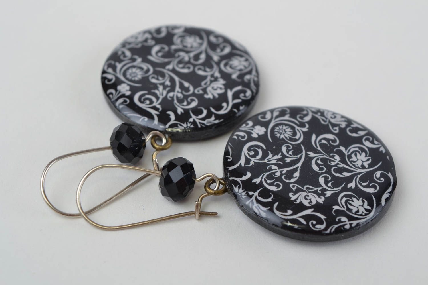 Feine schwarze handgemachte Ohrringe aus Polymerton mit Anhängern mit Muster foto 4