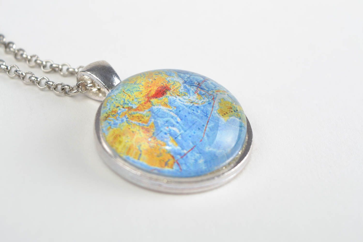 Авторский кулон с изображением полушария Земли стеклянный на цепочке хэнд мэйд фото 4