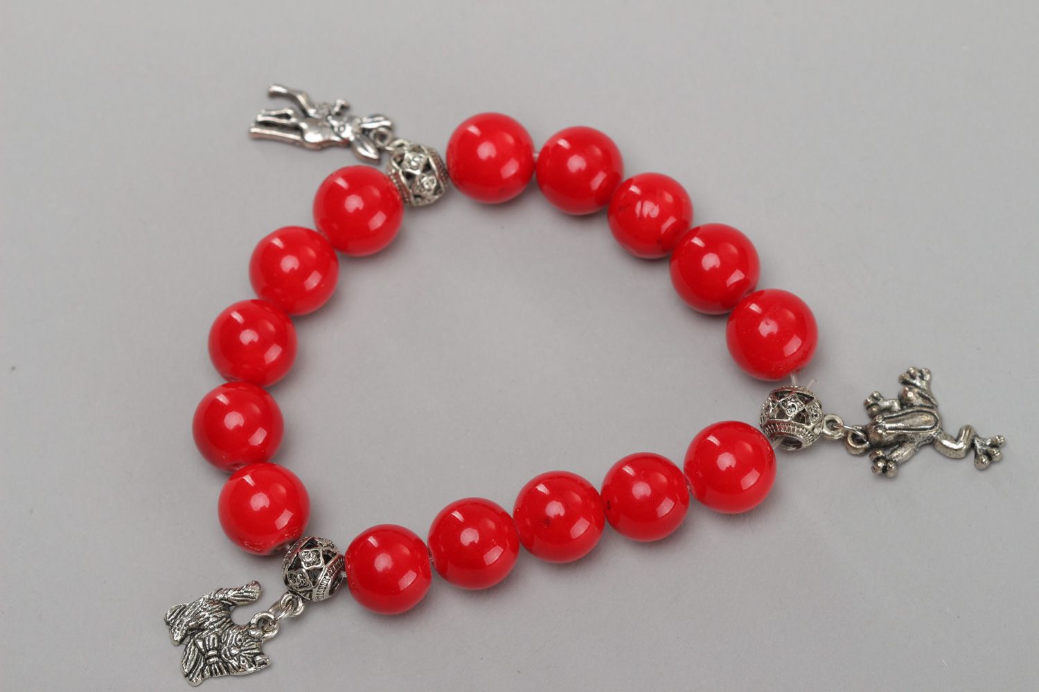Bracelet en corail artificiel rouge fait main original avec pendeloques photo 2