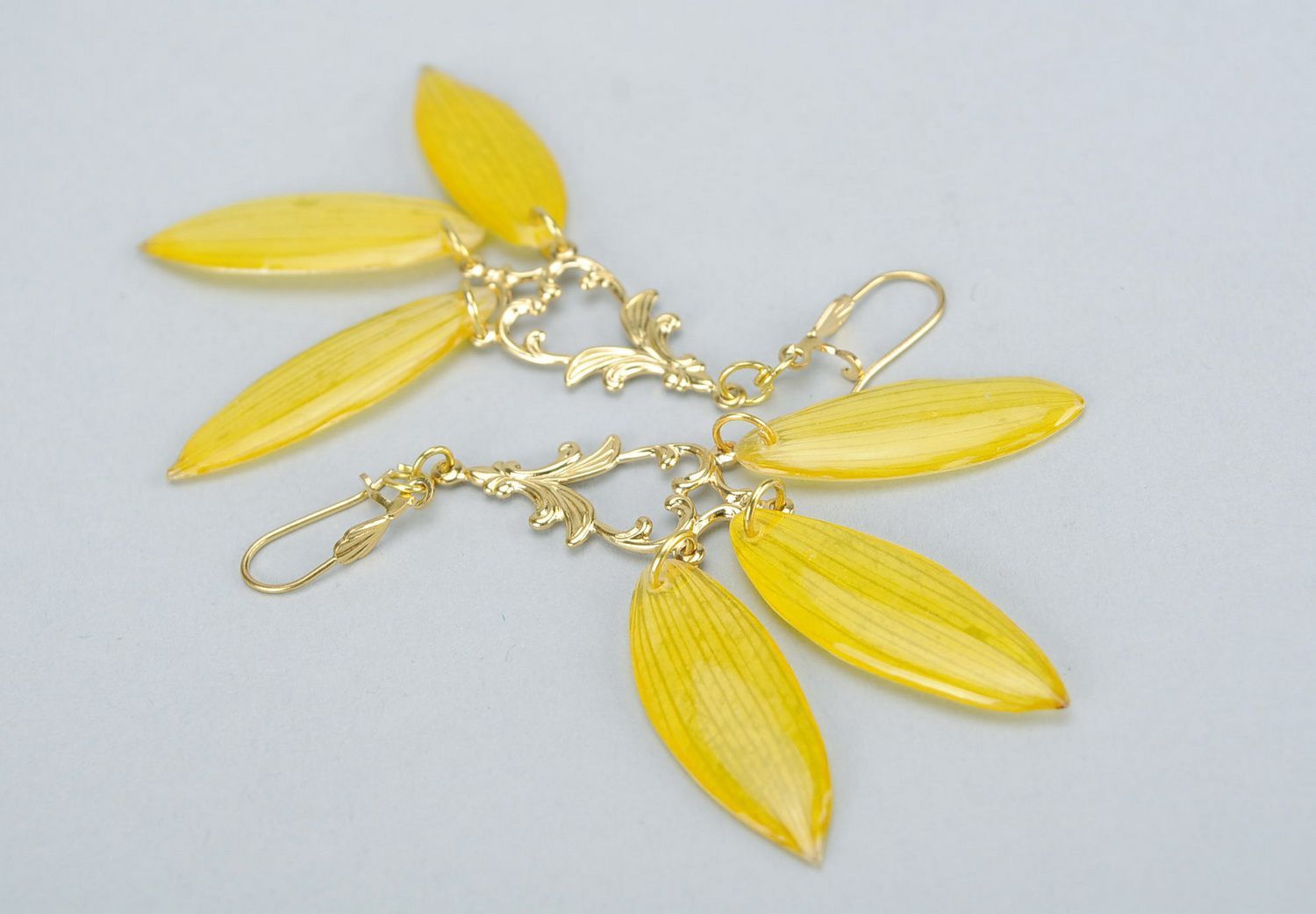 Goldfarbige Ohrringe aus natürlichen Blumen foto 2
