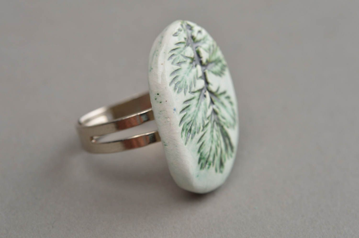 Женское расписное кольцо из шамотной глины ручной работы безразмерное Елочка  фото 3