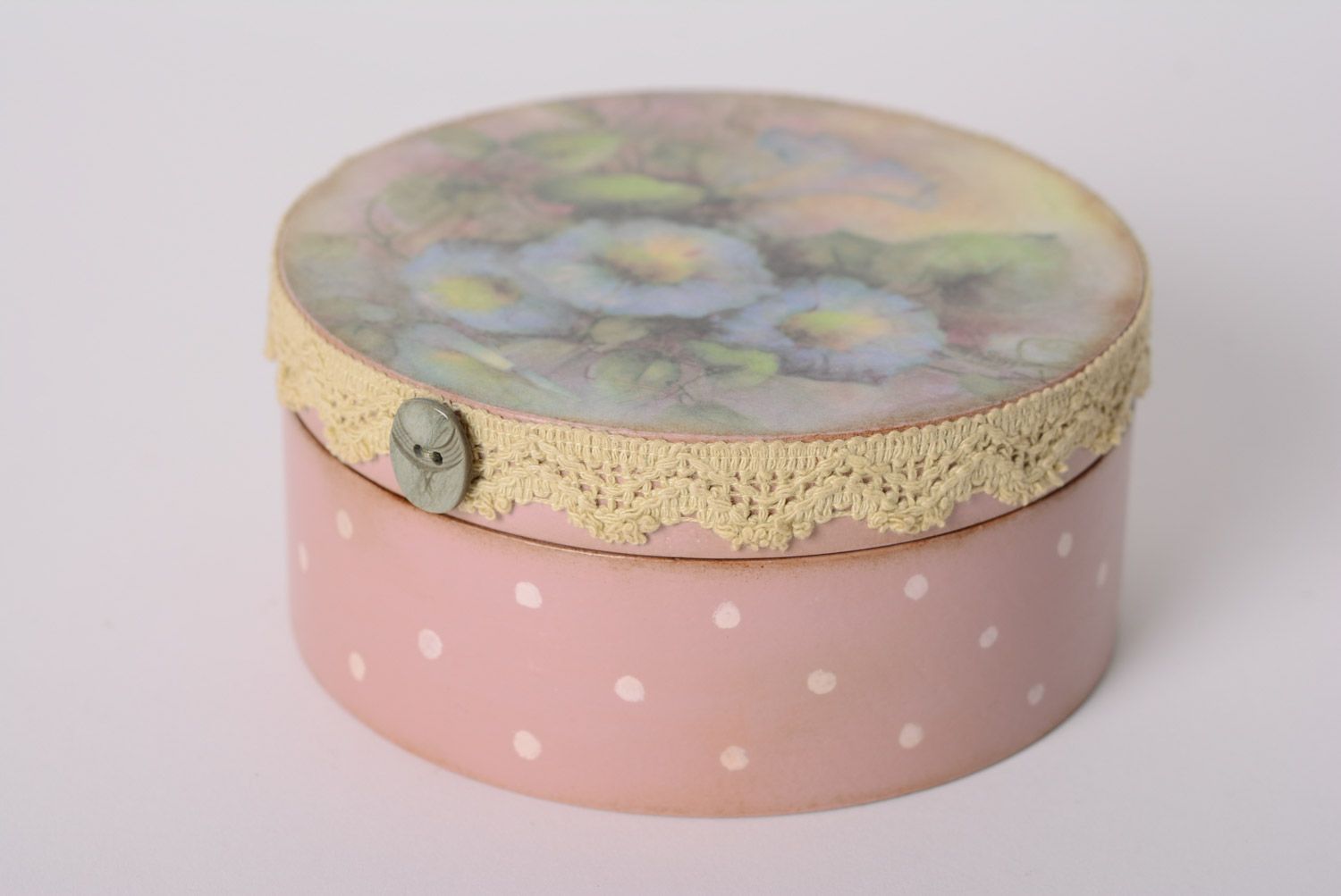 Boîte ronde en bois en serviettage à motif floral faite main rose avec dentelle photo 1