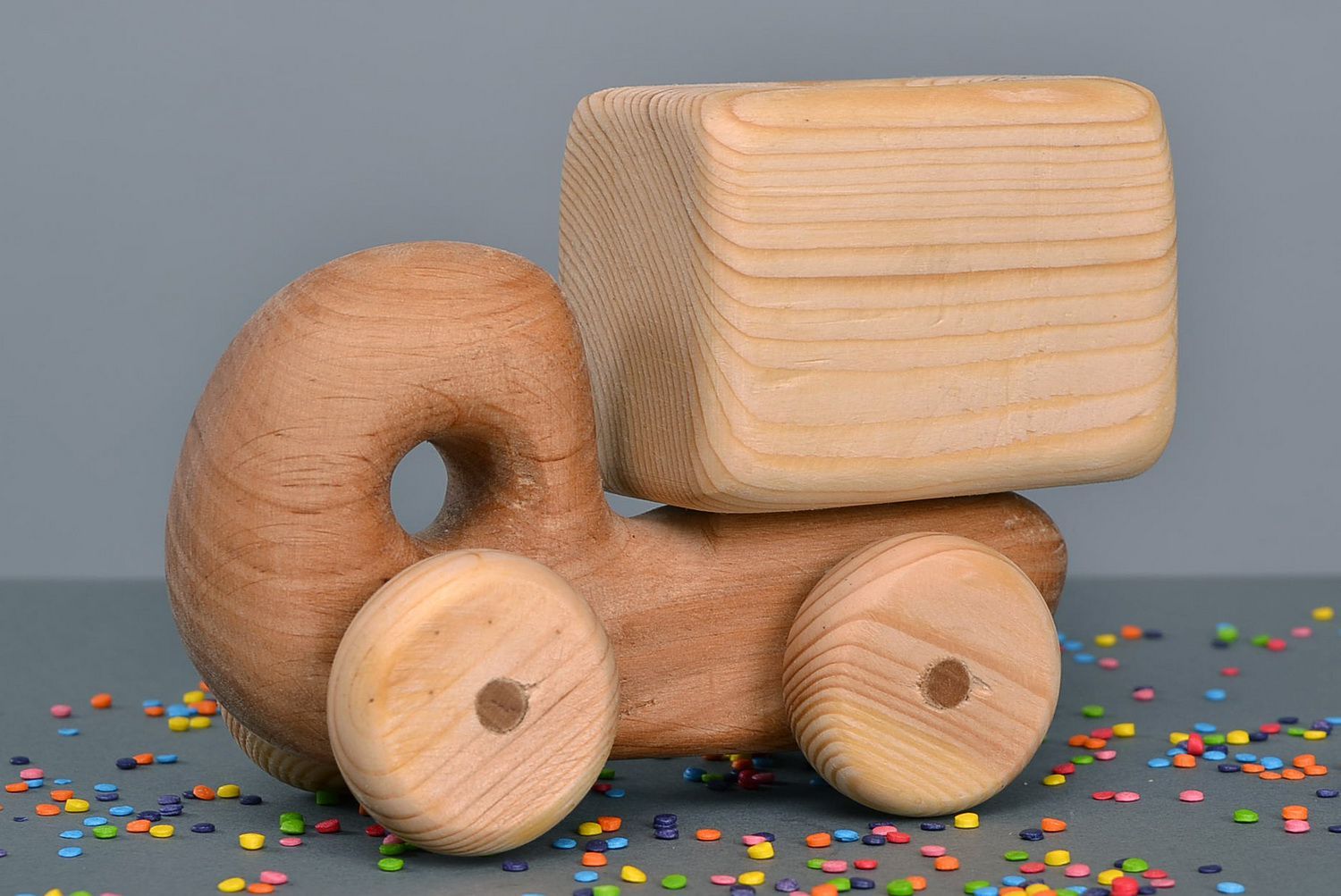 Figura de madera en forma de camión pequeño foto 5