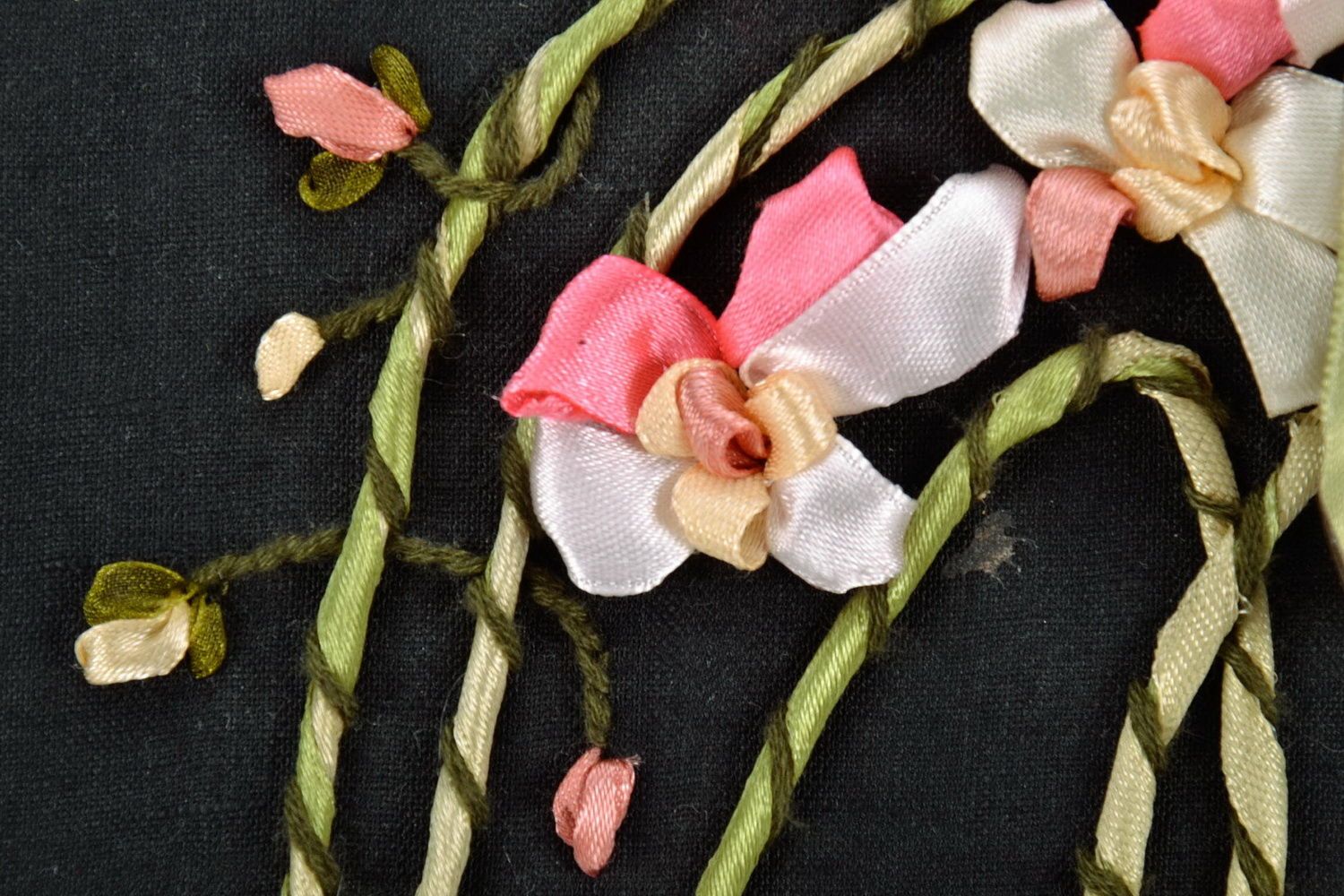 Cuadro bordado con cintas Ramo de flores foto 5