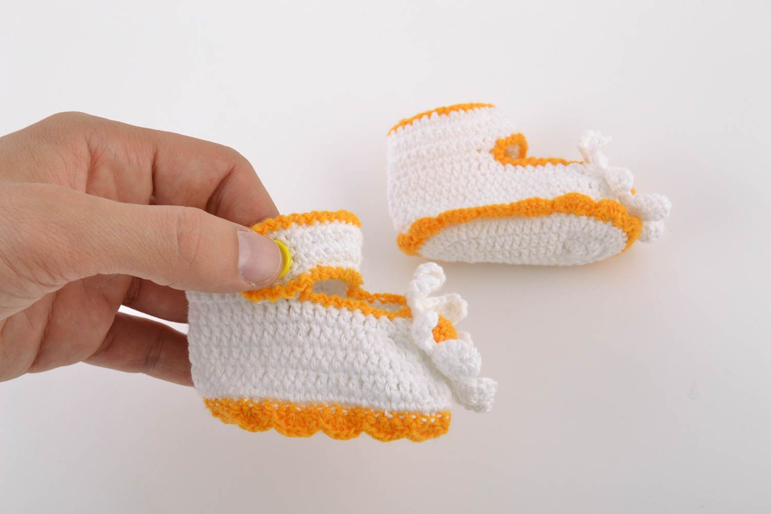 Handmade baby shoes crocheted of white and yellow cotton threads with chamomiles photo 3