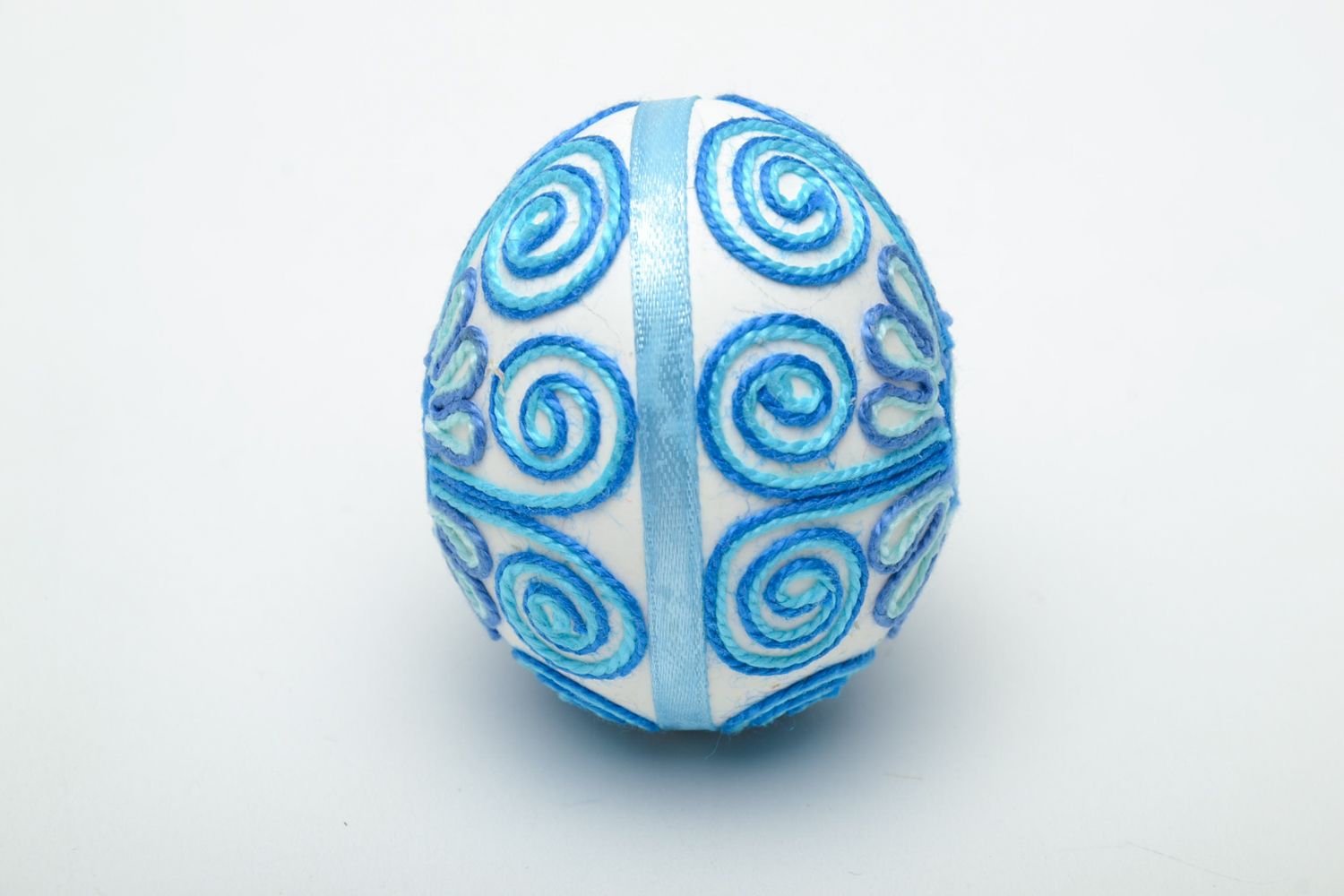 Bel oeuf de Pâques fait main original décoré de fils de soie bleu ajouré photo 3