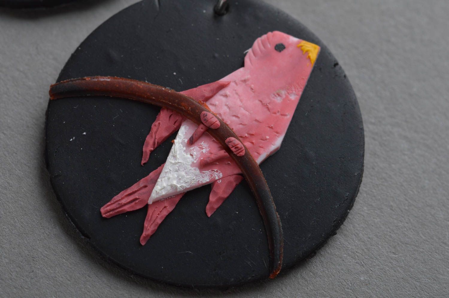Серьги из полимерной глины круглые в виде птичек черные с розовым ручной работы фото 4