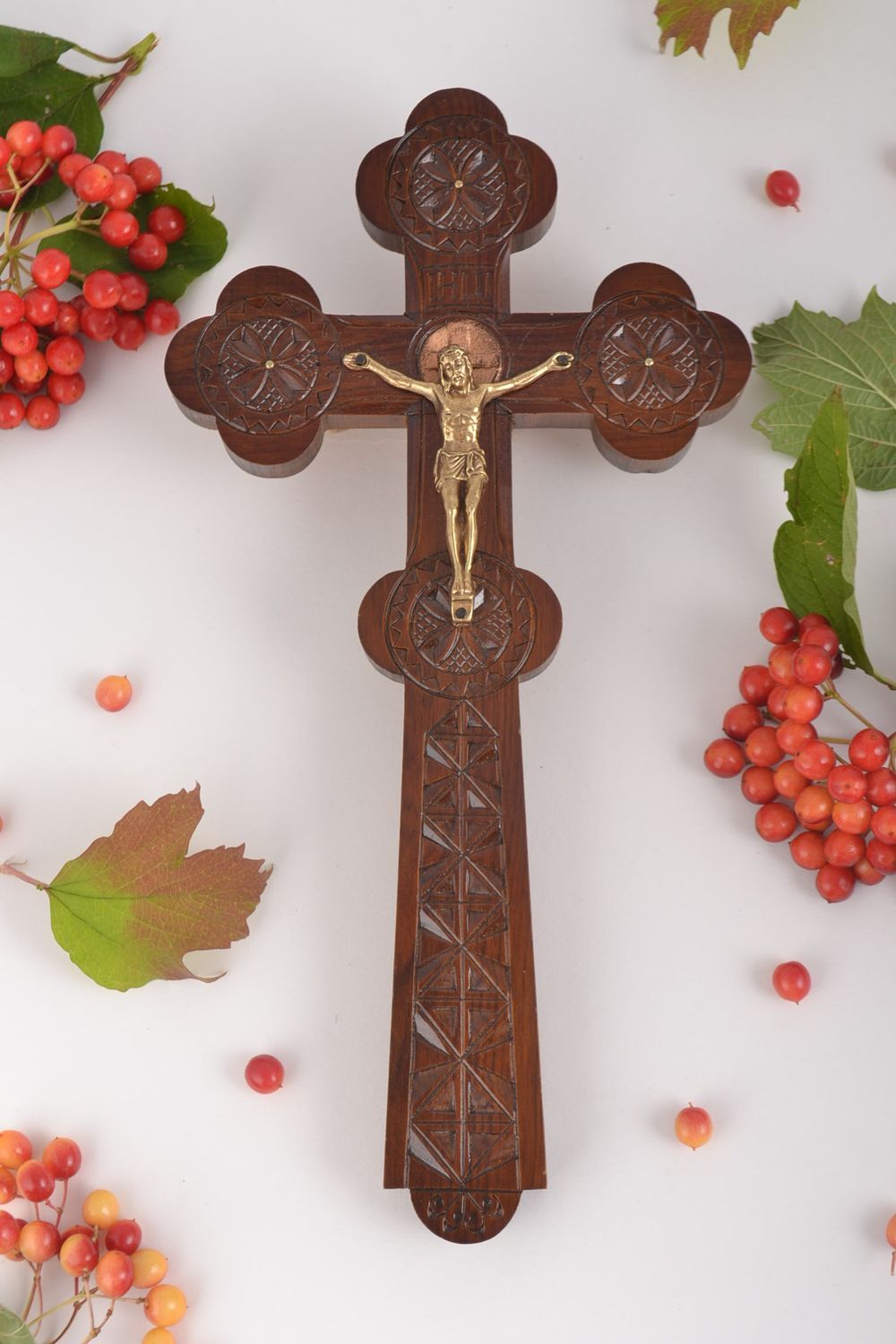 Крест ручной работы резной крест из дерева украшение на стену крест с распятием фото 1