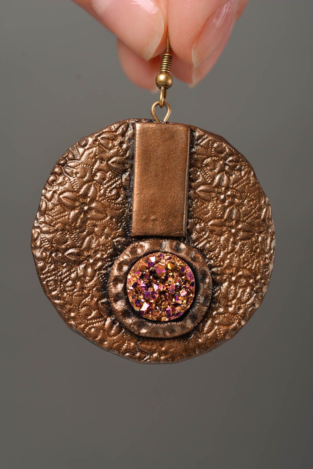 Runde interessante Ohrringe aus Polymerton künstlerische Handarbeit Bronzefarbe foto 2