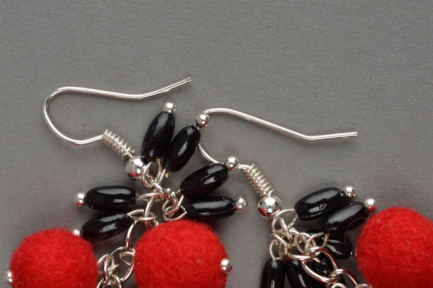 Boucles d'oreilles pendantes rouges grappe en laine feutrée faites main photo 2