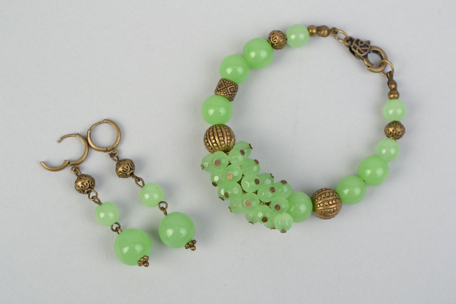 Juego de joyas de piedras naturales 2 piezas pendientes y pulsera de jade artesanales foto 1
