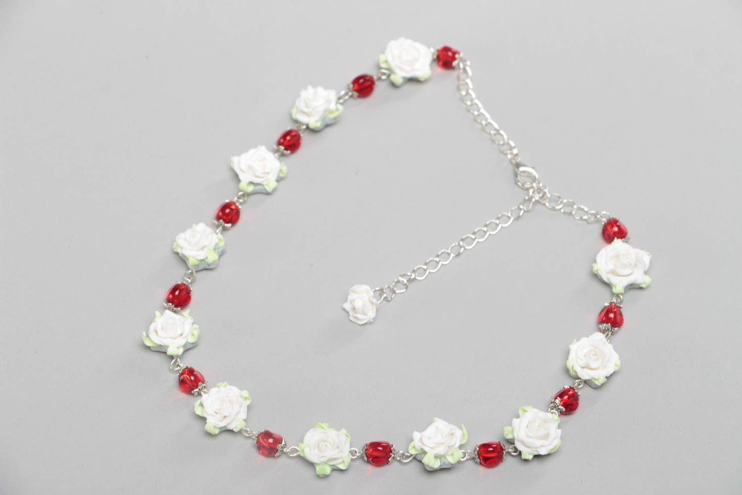 Collier avec fleurs blanches en pâte polymère et perles rouges fait main photo 2