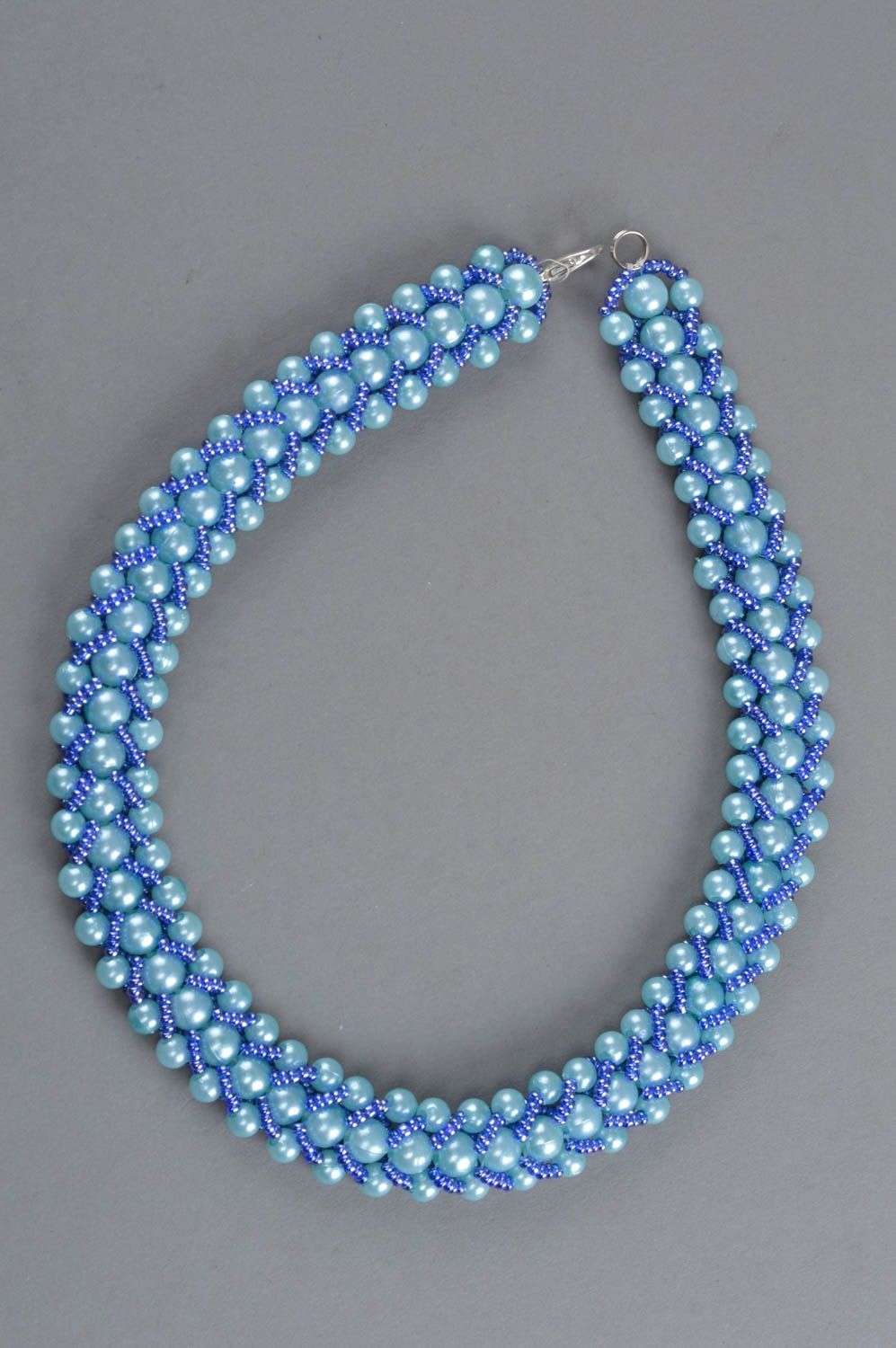 Ожерелье из бисера и бусин ручной работы в голубых тонах красивое авторское фото 2