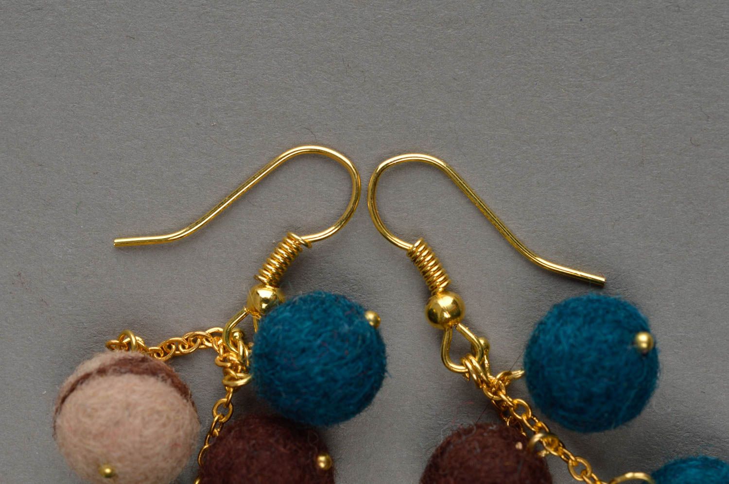 Boucles d'oreilles grappe multicolores en laine feutrée faites main pendantes photo 3