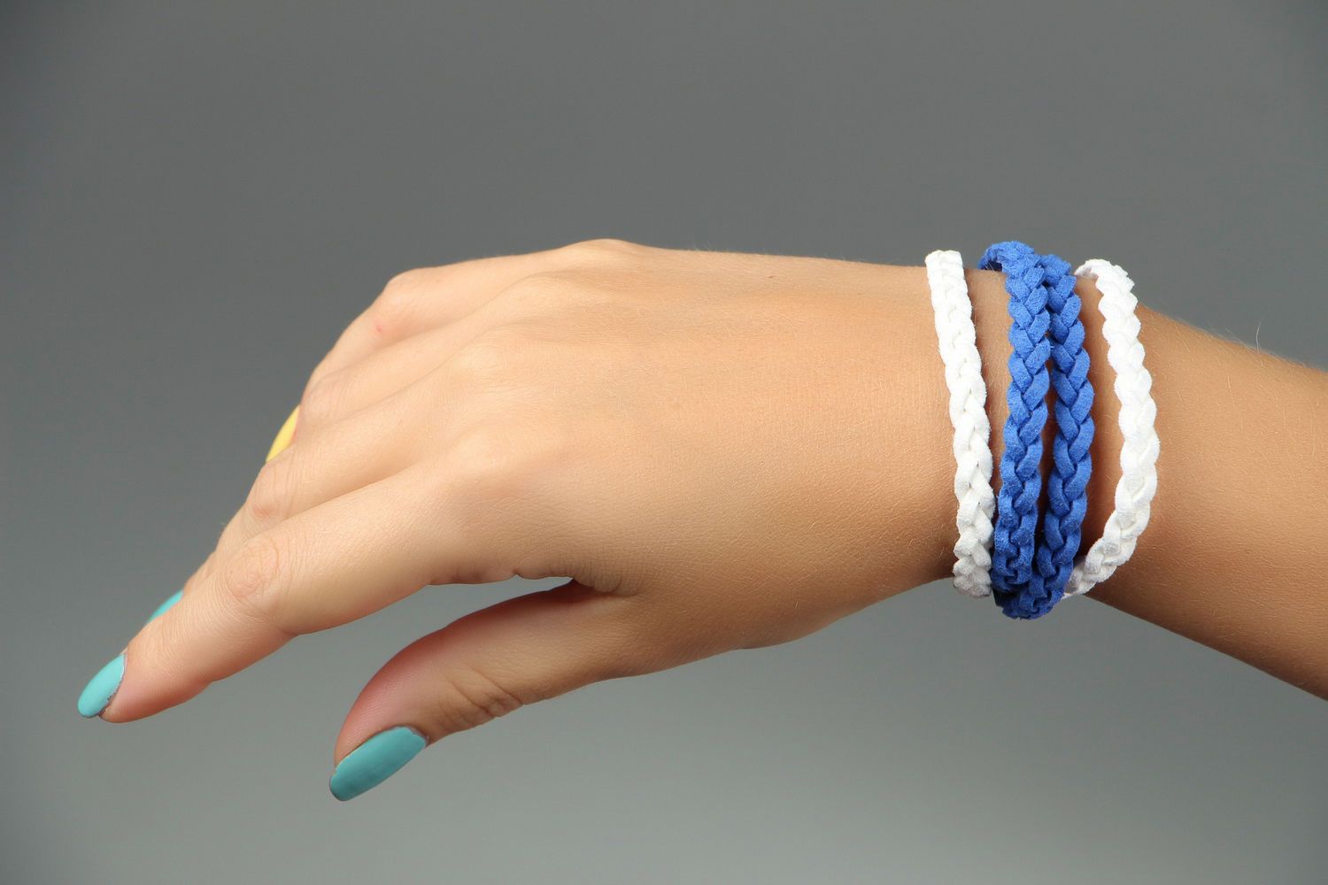 Bracelet fait main en daim de couleurs bleue et blanche   photo 4