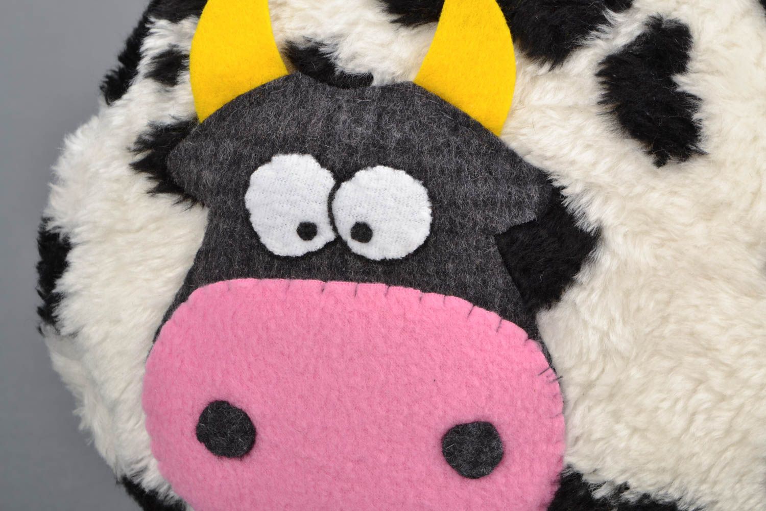 Интерьерная игрушка-подушка в виде коровки фото 3