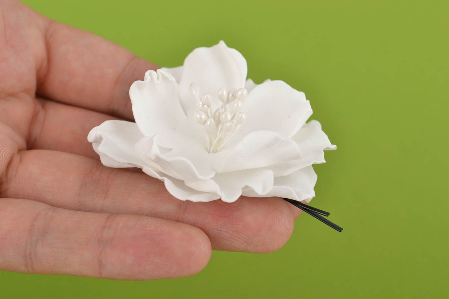 Заколка-невидимка с белым объемным цветком из фоамирана аксессуар ручной работы фото 4