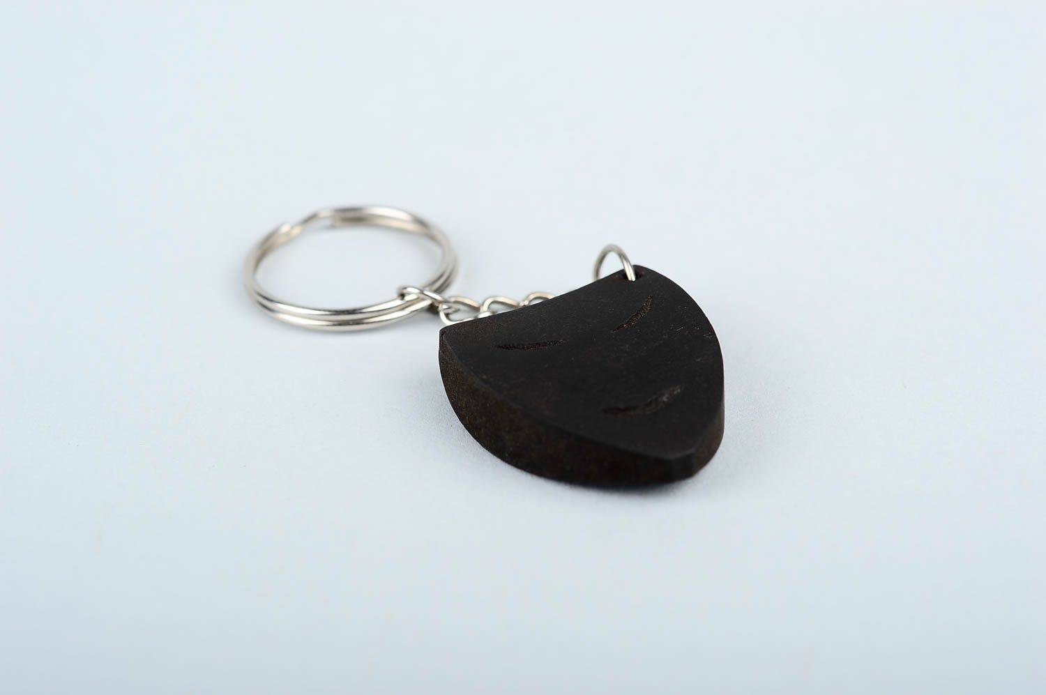 Брелок для ключей сувенир ручной работы брелок из дерева в виде черной маски фото 4