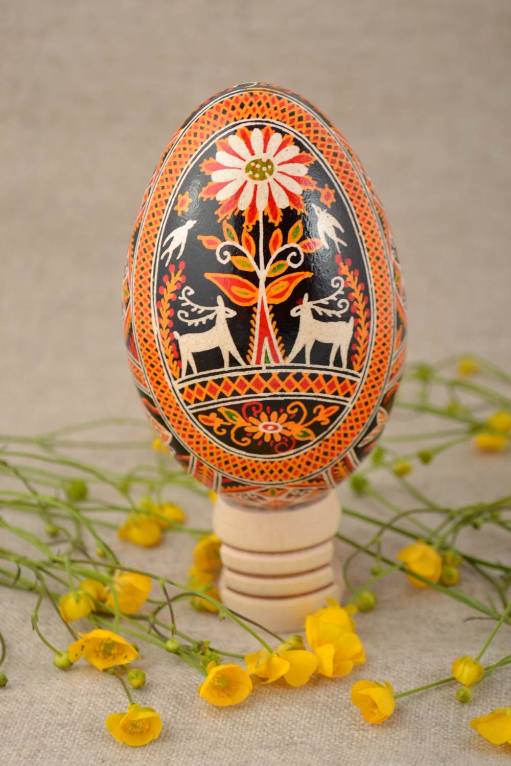 Schönes grelles buntes handmade Osterei mit Bemalung für Dekor Amulett handmade foto 1