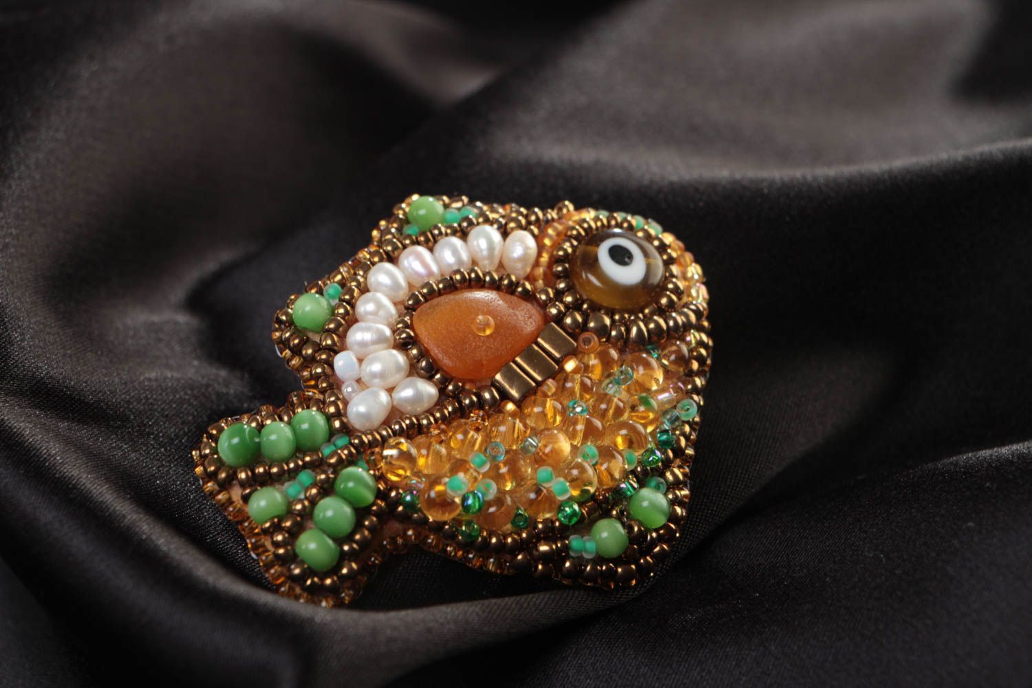 Broche artesanal con forma de pez bordado con abalorios y piedras naturales foto 1