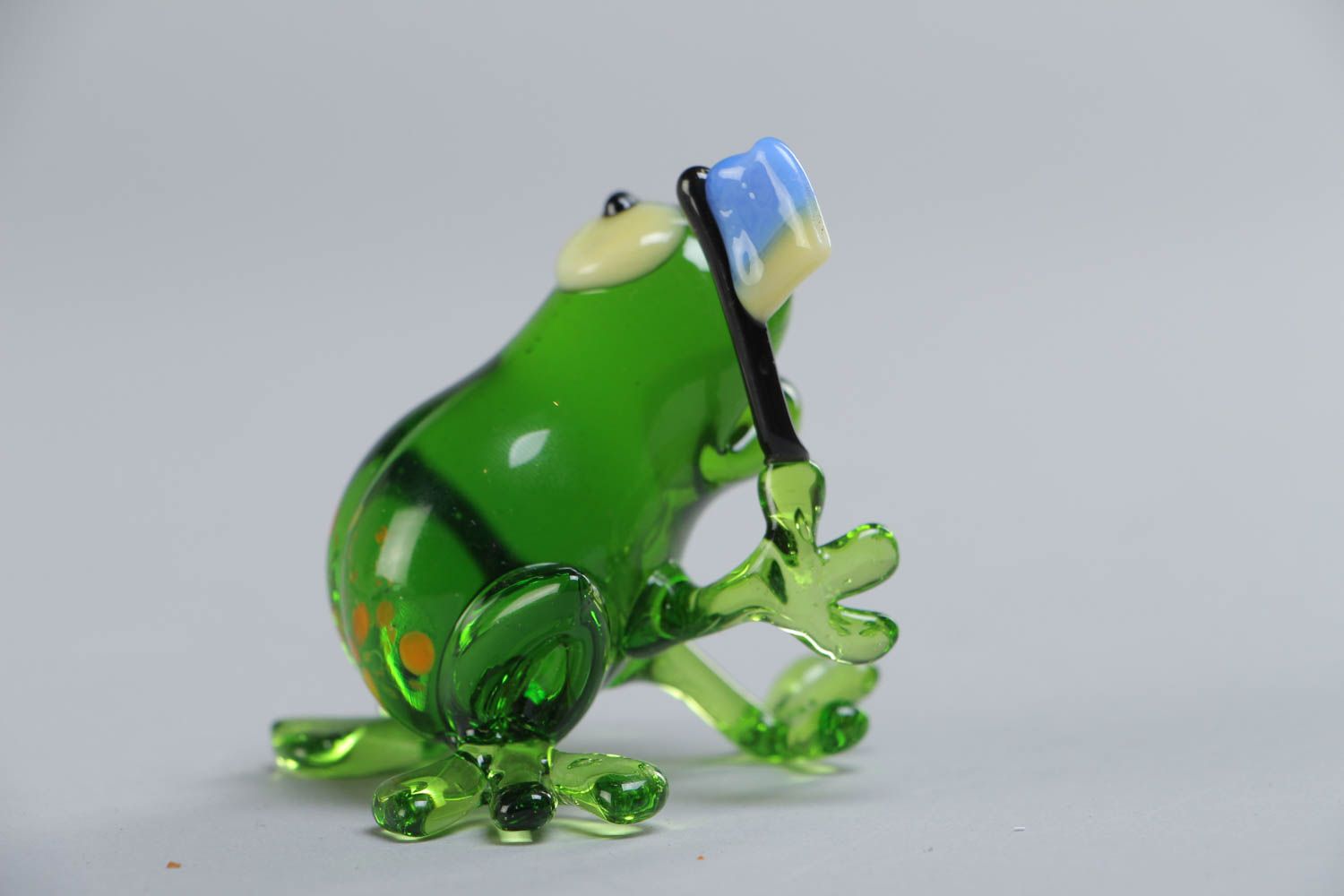 Фигурка лягушки из стекла в технике лэмпворк ручной работы зеленая красивая фото 3