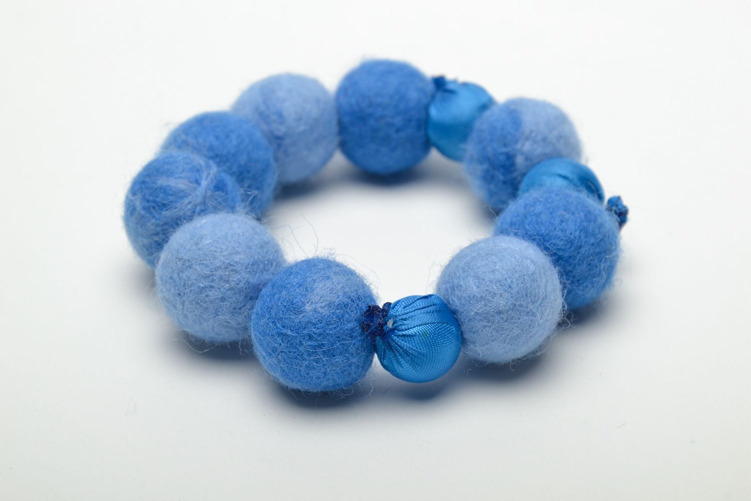 Bracelet fait main de perles en laine bleu ciel photo 4