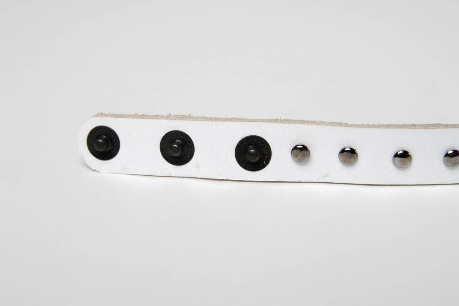 Handmade weißes Armband aus Leder Designer Schmuck Accessoire für Frauen  foto 5