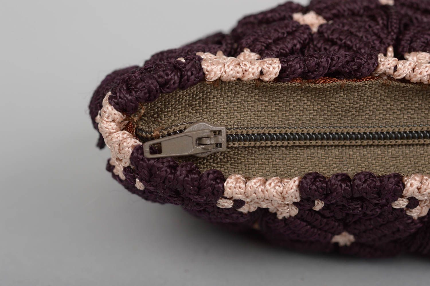Косметичка ручной работы сумочка для косметики фиолетовая изделие из макраме фото 3