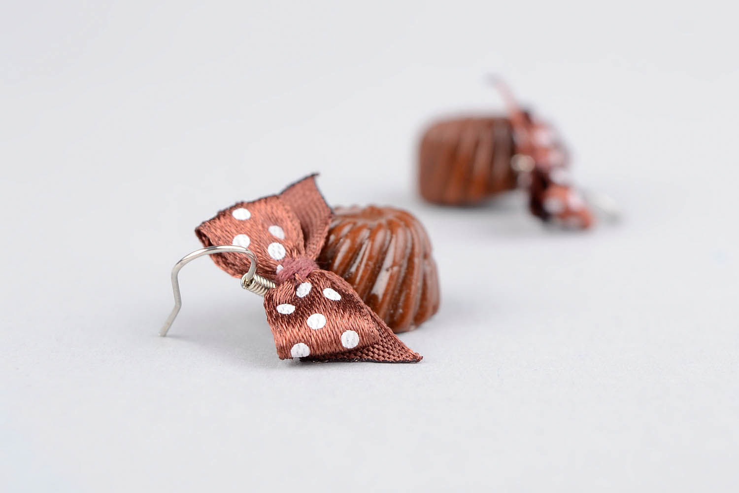 Les boucles d'oreilles Bonbons faites de la pâte polymère photo 3