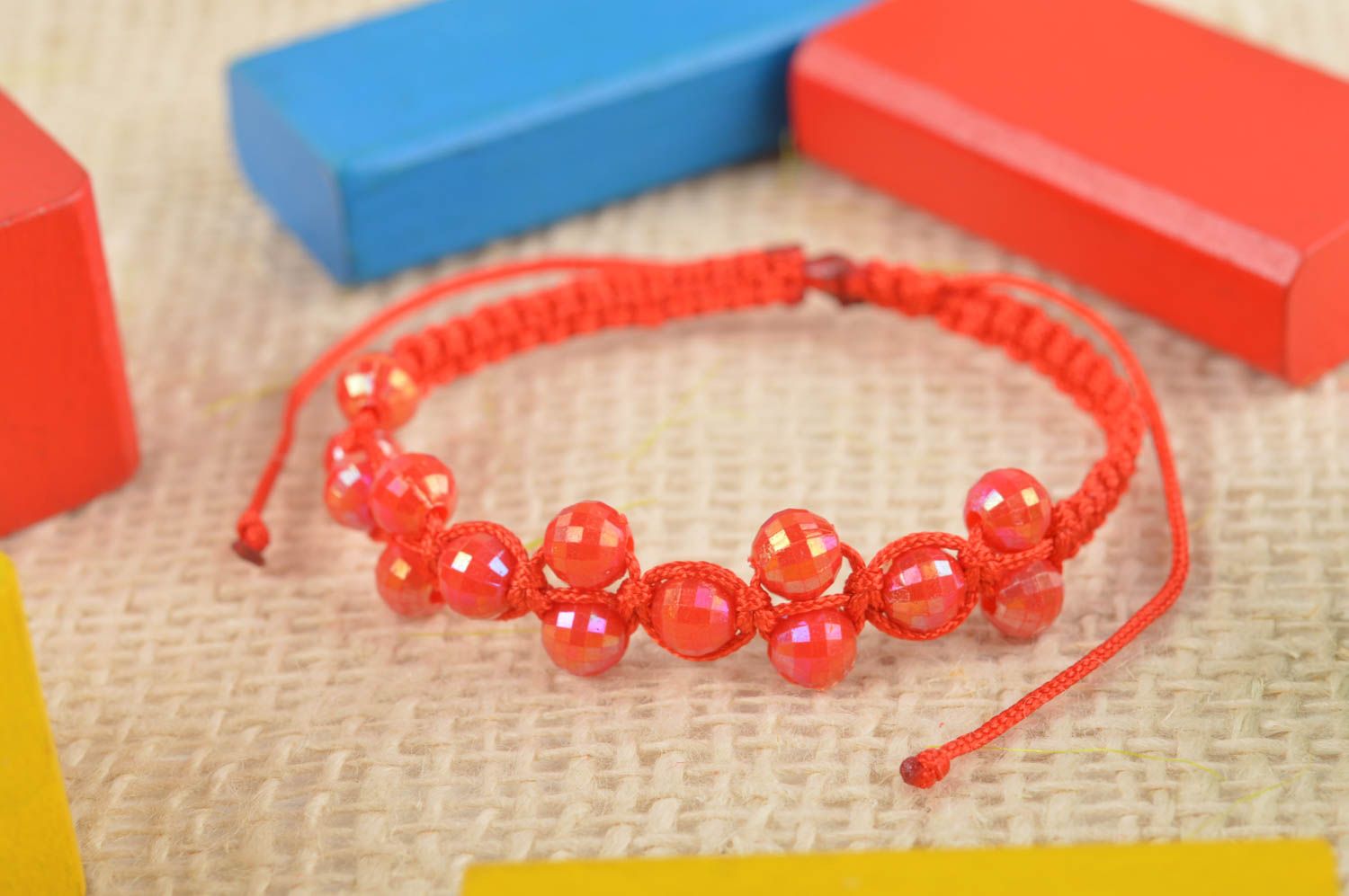 Bracelet rouge Bijou fait main tressé cordons perles plastiques Cadeau enfant photo 1