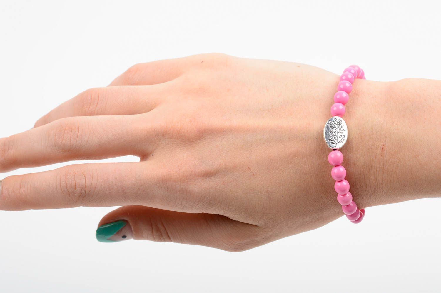 Красивый розовый женский браслет из бусин ручной работы на каждый день фото 3