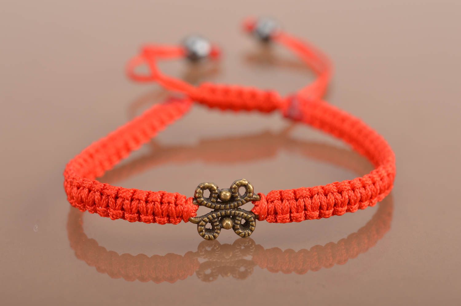 Geflochtenes dünnes rotes Armband aus Seide mit Dekoration handgemacht foto 4