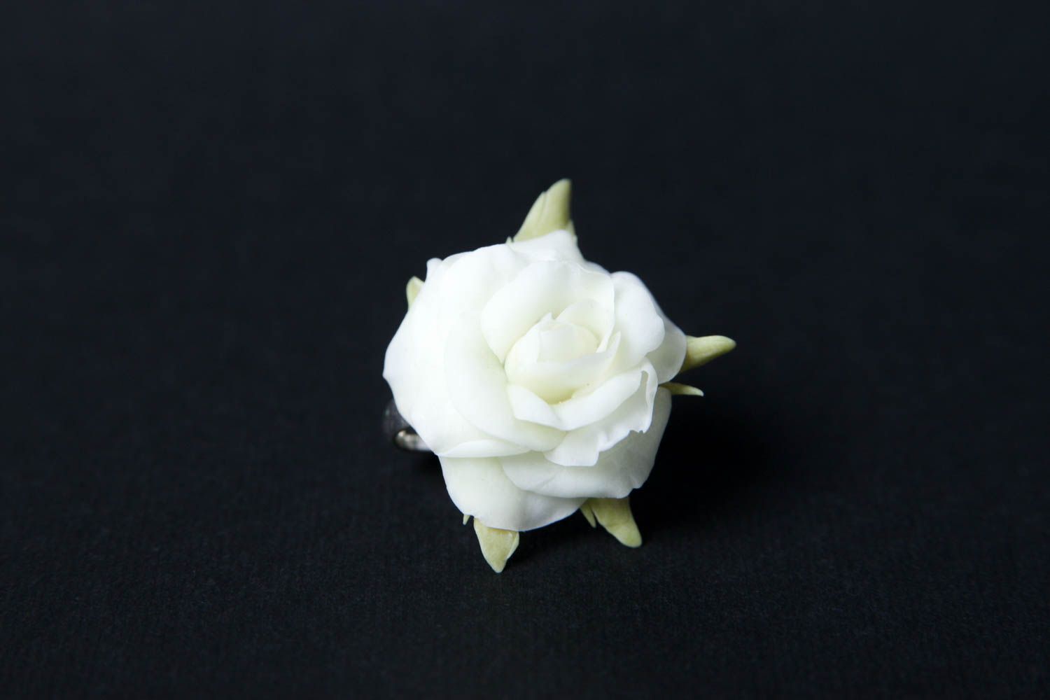 Anello con rosa bianca fatto a mano anello di metallo bigiotteria donna foto 4