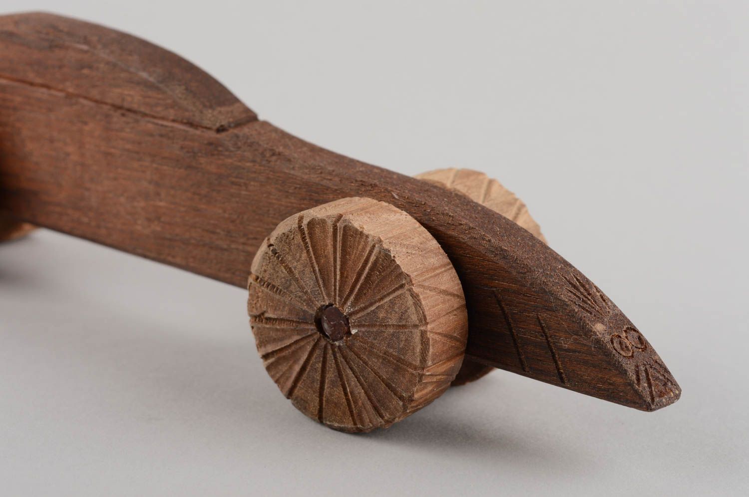 Coche de juguete de madera marrón original ecológico hecho a mano para niño foto 5