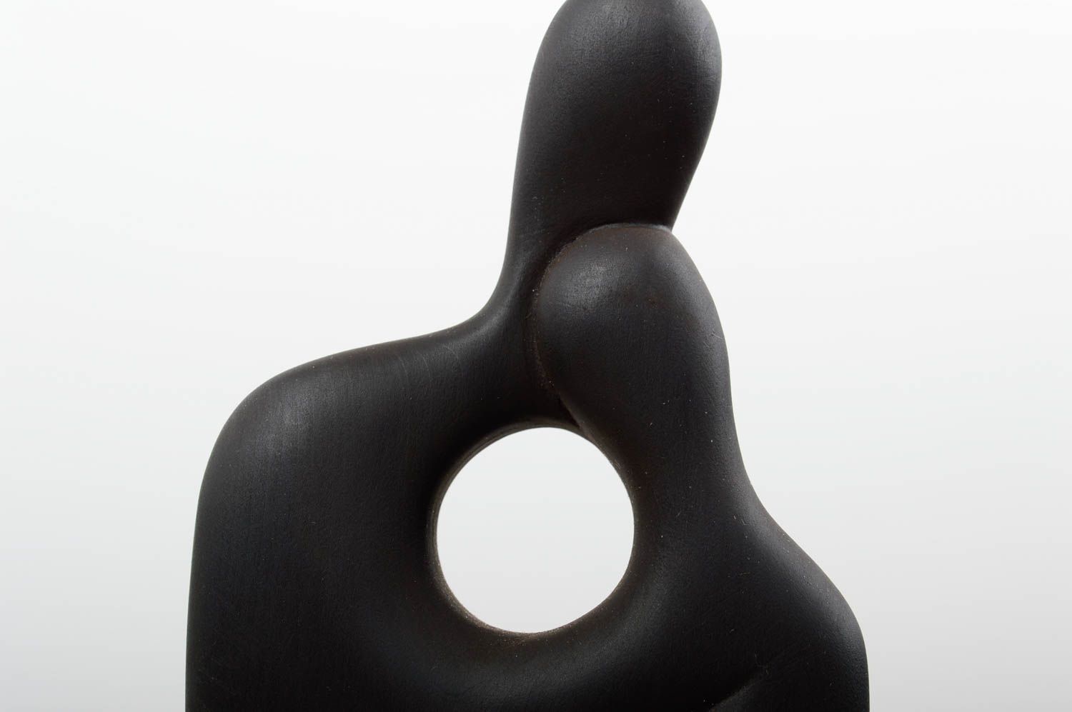 Статуэтка из древесины ясеня в виде влюбленной пары ручной работы черная фото 4