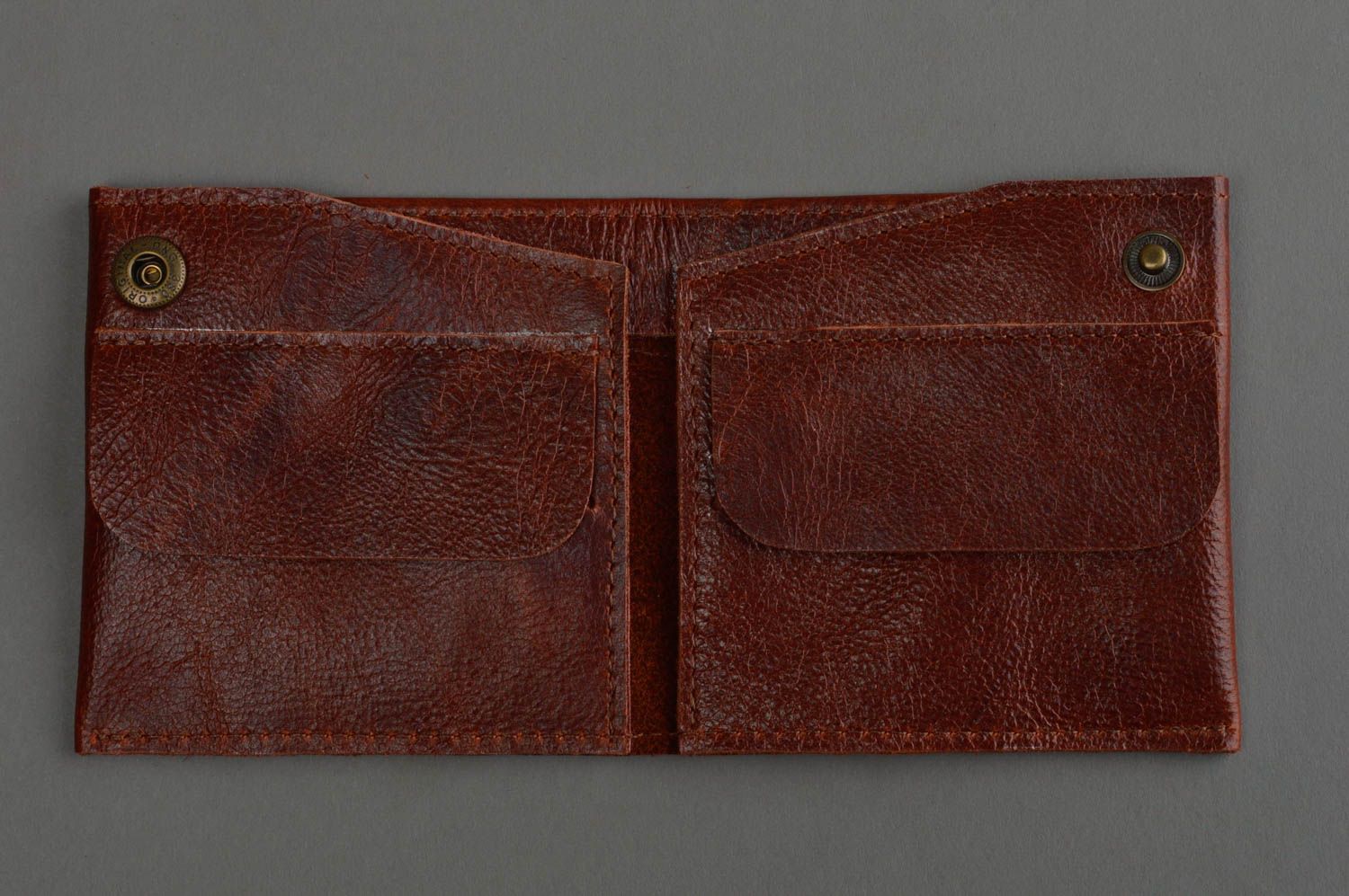 Handgemachte strenge braune Geldbörse aus Leder mit metallischem Knopf unisex  foto 2