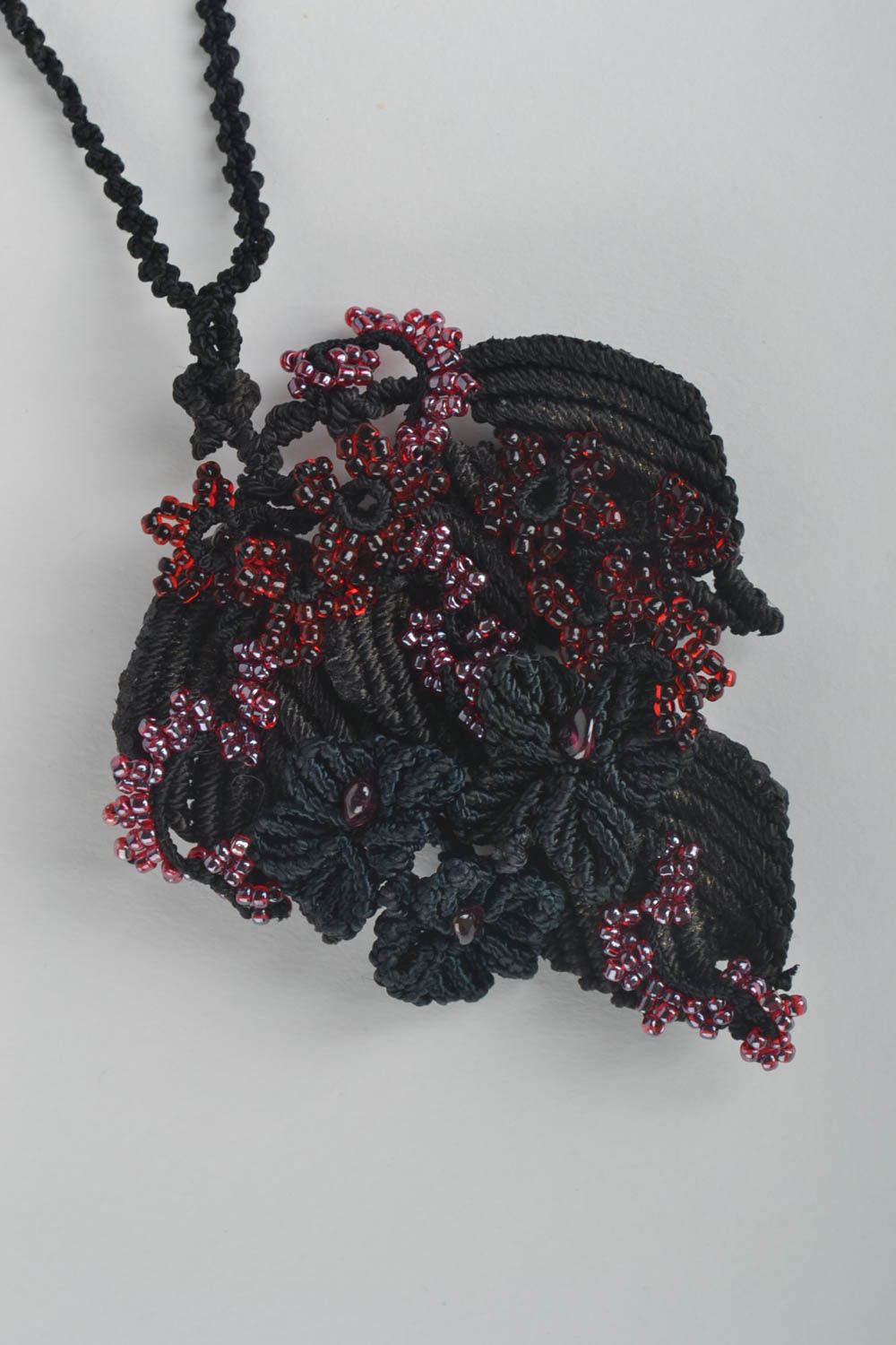 Pendentif noir Bijoux fait main Accessoire femme textile en perles de rocaille photo 2