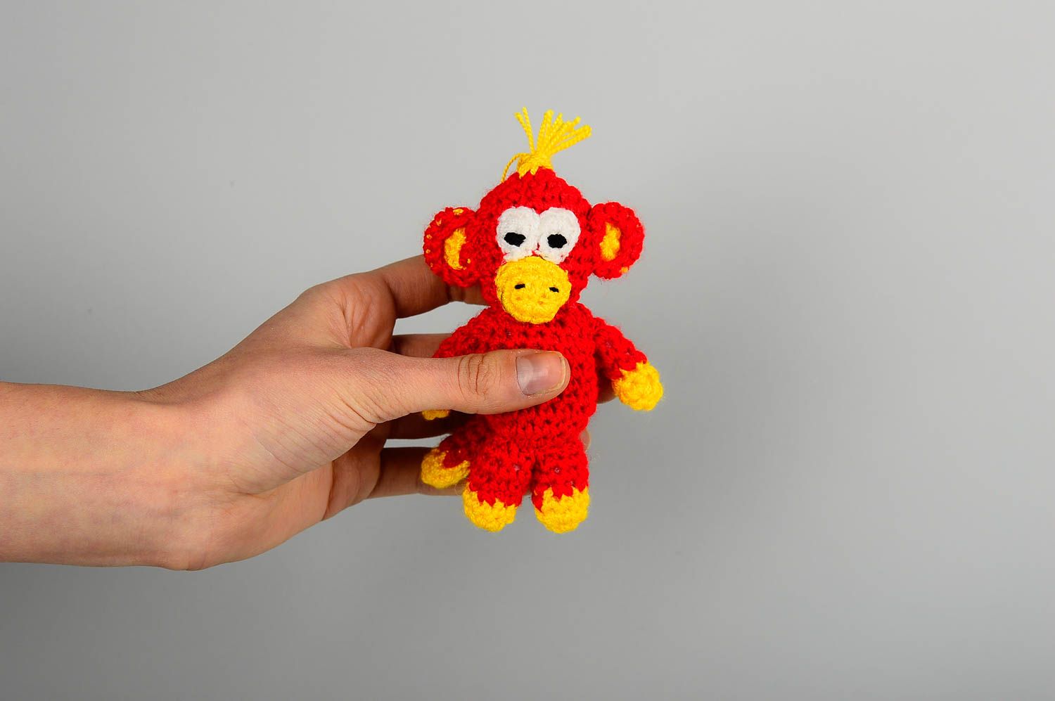 Llavero hecho a mano juguete de peluche tejido accesorio para llaves Mono rojo  foto 2