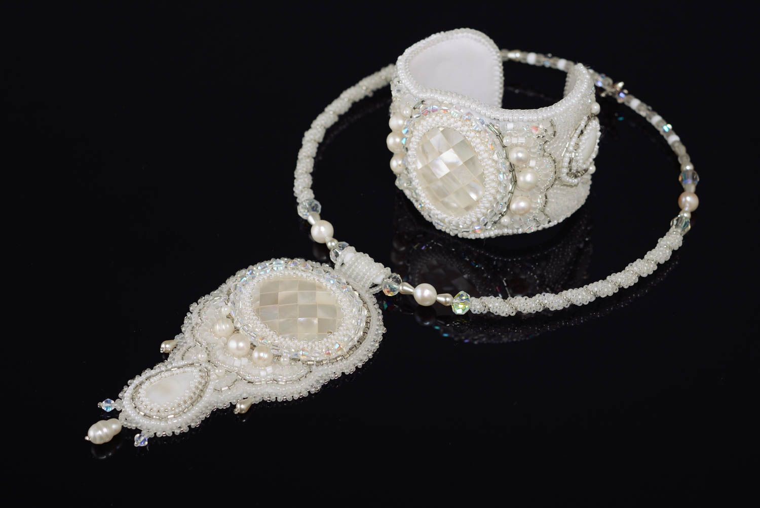 Glasperlen Schmuckset in Weiß mit Flussperlen Armband und Anhänger handmade foto 1