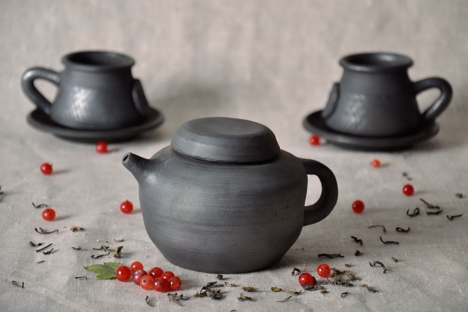 Handgemachte Teekanne aus Keramik foto 2