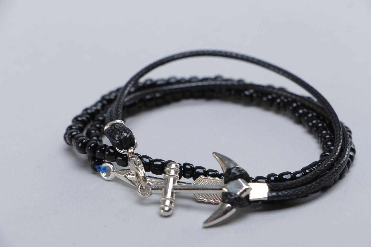 Bracelet unisexe perles de rocaille et lacet noirs avec pendeloque fait main photo 3