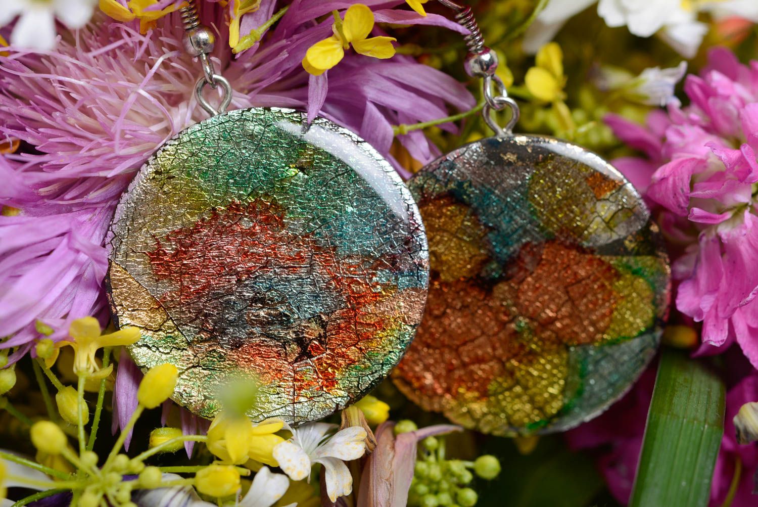 Boucles d'oreilles en pâte polymère rondes originales multicolores faites main photo 2