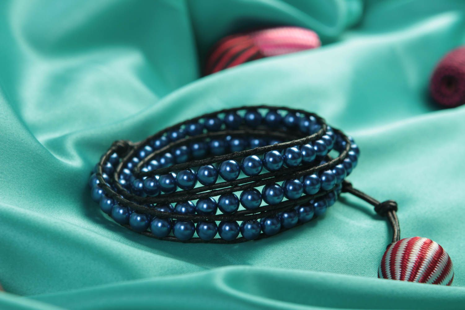 Bracelet tressé fait main Bijoux artisanaux noir et bleu Accessoire femme mode photo 2