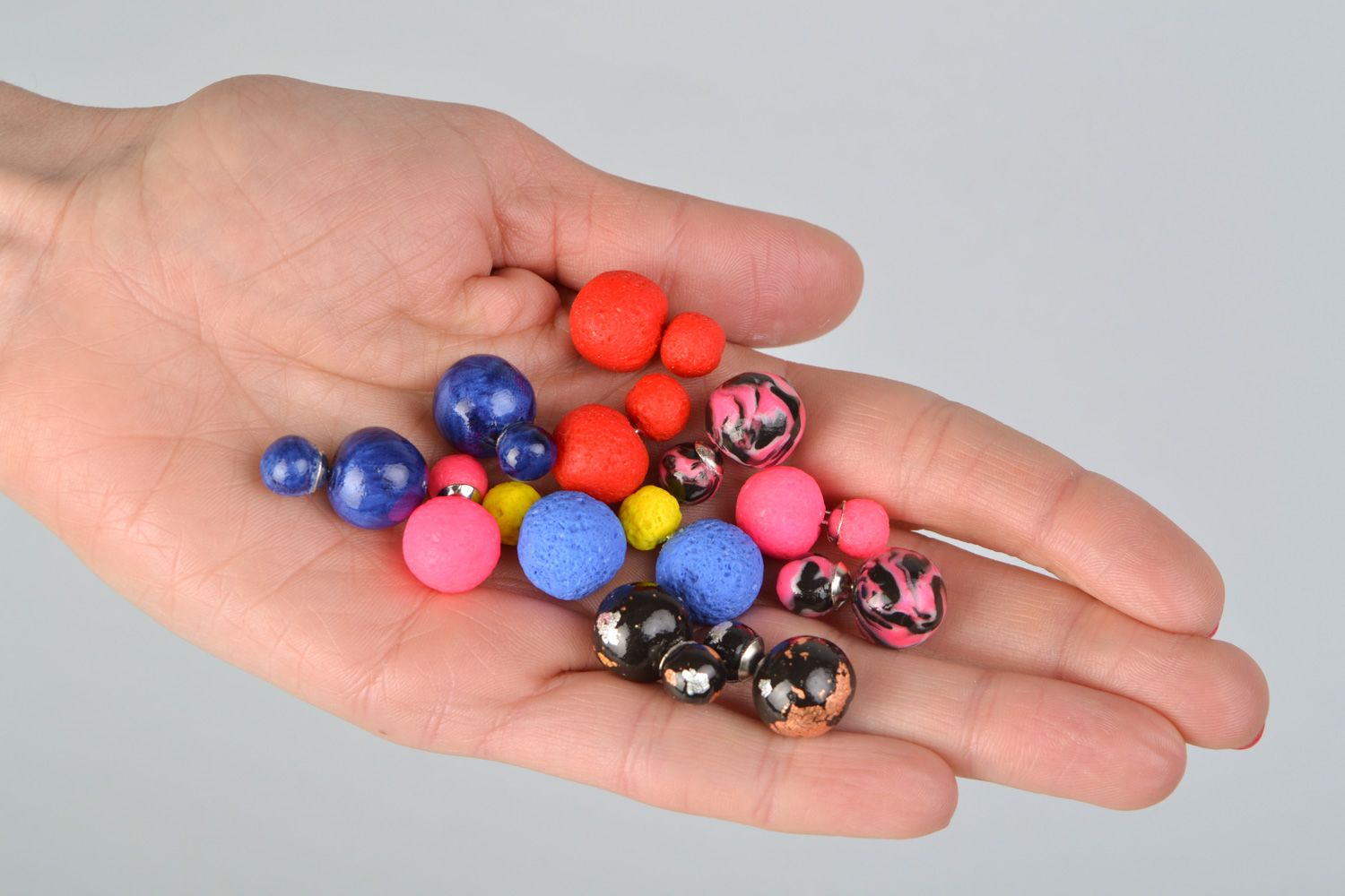 Set de pendientes de dos bolas de diferentes colores artesanales 6 pares  foto 2