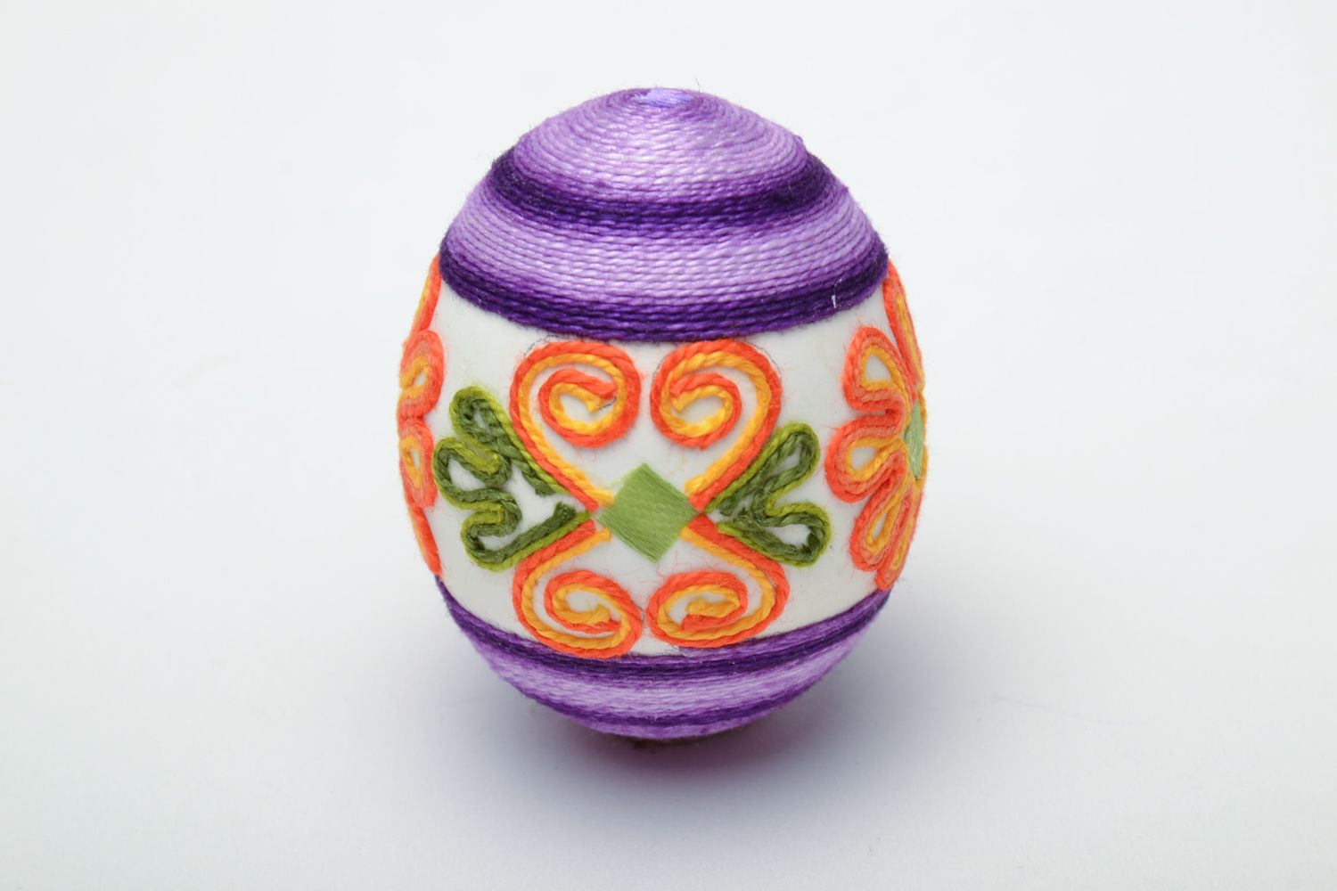Bel oeuf de Pâques fait main original décoré de fils en soie avec ornement photo 2