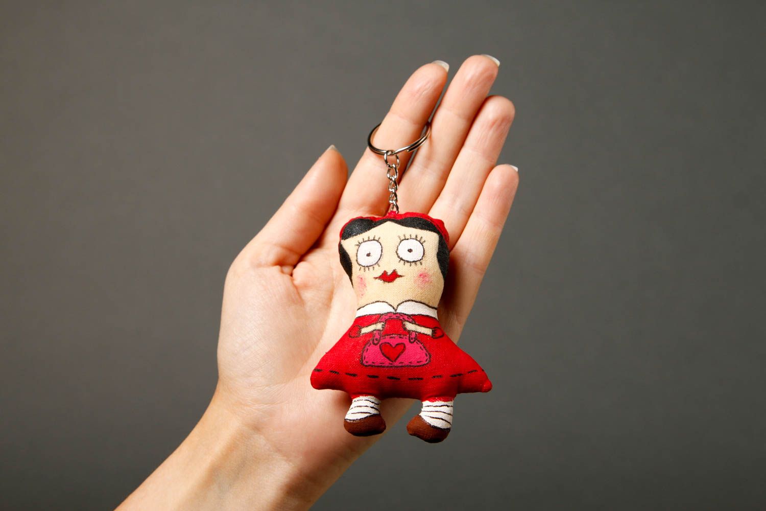 Porte-clés fait main Porte-clefs design poupée en robe rouge Petit cadeau photo 2