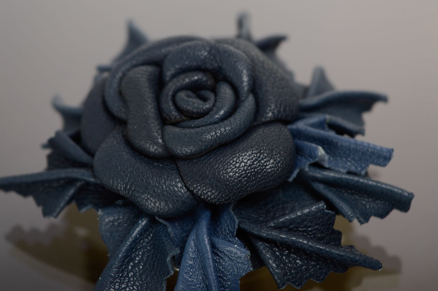 Broche de cuero con forma de flor azul foto 3