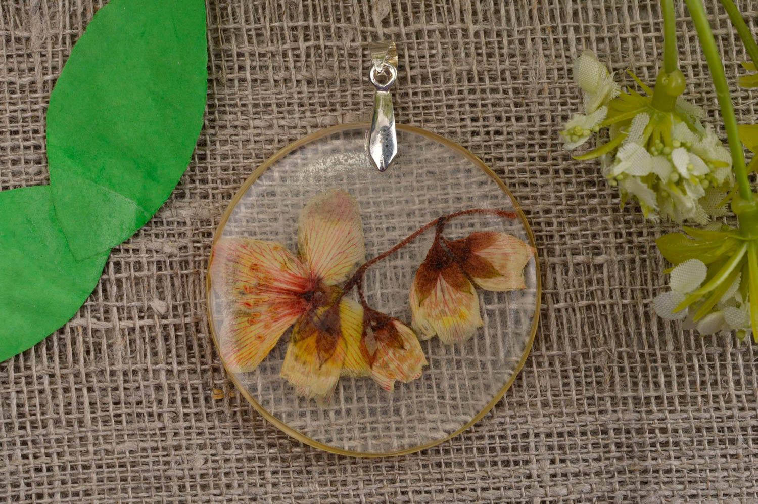 Round handmade botanical pendant flower pendant fashion tips for girls photo 1