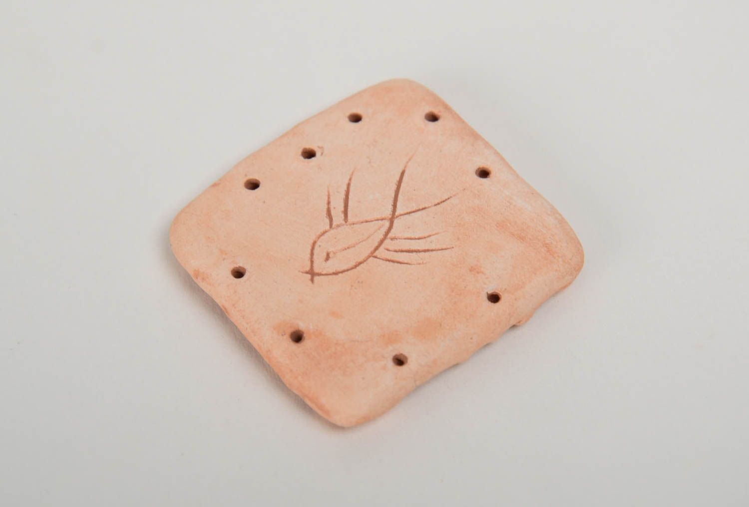 Pendentif en argile carré fait main apprêt pour bijou design en relief photo 3