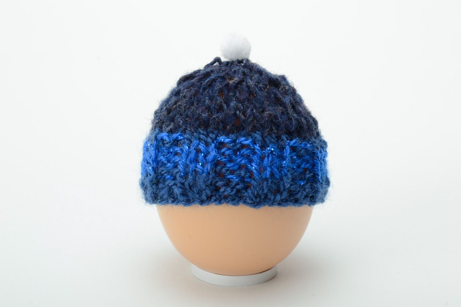 Couvre-oeuf décoratif pour Pâques fait main tricoté de fils coton acryliques photo 2